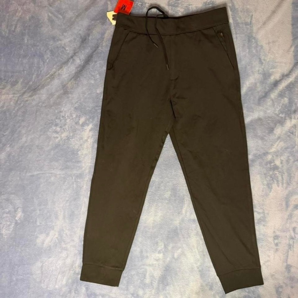 32 heat women black joggers with drawstring waist and pockets. Size M